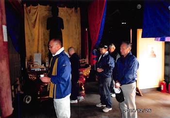 すす払いの前に、宝蓮寺住職より「お祓い」を受ける。