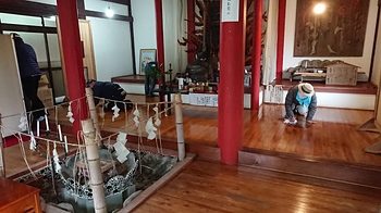 昨年の様子～不動堂内